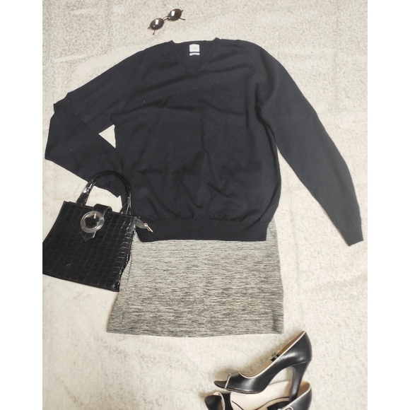 Merino Vneck black sweater - Picture 2 of 5